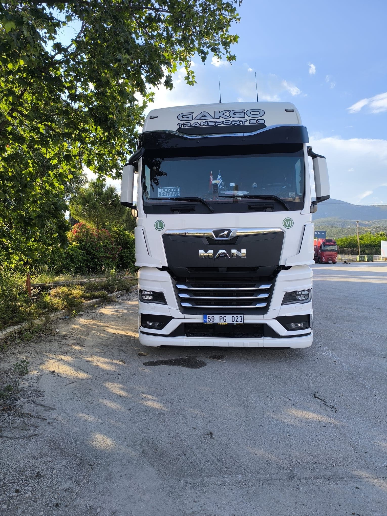 MAN cekicinin on cepheden yakin goruntusu